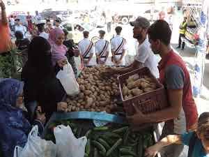 مدير امن السويس يفتتح معرض كلنا واحد لبيع الخضروات والفاكهه Ayio10