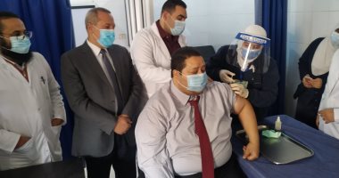 وكيل وزارة الصحة بالدقهلية يشهد تلقى الأطقم الطبية والمواطنين لقاح كورونا Ayo148