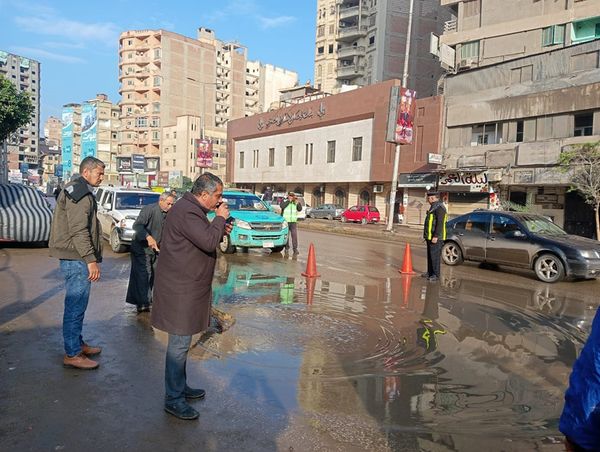 رئيس حي أول المحلة الكبرى  يتابع أعمال رفع وشفط مياه الأمطار  Ayo639