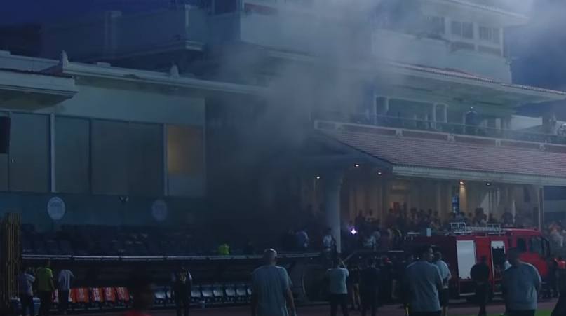 حريق في إستاد الإسكندرية يُجبر الحكم على إيقاف مباراة سموحة وبيراميدز Ayoa190