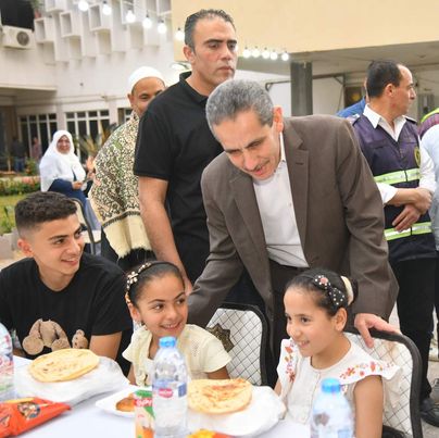 محافظ الغربية يشارك أطفال الأورمان الإفطار الجماعي بديوان عام المحافظة  Ayy35