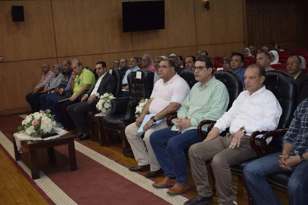 محافظ بورسعيد يلتقي رؤساء الأحياء و مديري المديريات  لمتابعة سير العمل. Ca228