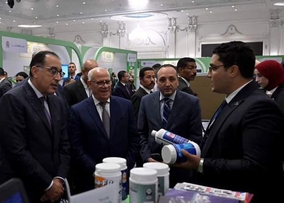رئيس الوزراء يتفقد جناح بورسعيد المشارك في المبادرة الوطنية للمشروعات الخضراء الذكية Ca321