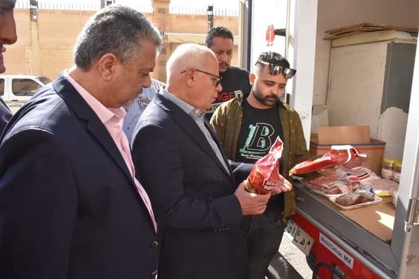 محافظ بورسعيد يتفقد المنافذ المتنقلة لمبادرة تخفيض الأسعار لتوفير السلع الغذائية الأساسية للمواطنين بأسعار مخفضة Ca331