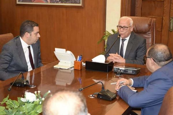 استعدادا لليوم الثاني للانتخابات الرئاسية  محافظ بورسعيد يعقد اجتماع مع رؤساء الأحياء لمتابعة العمل داخل اللجان الانتخاببة   Ca348