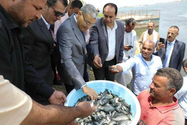 محافظ المنيا يشارك فى مشروع الاستزراع السمكي بإلقاء مليوني زريعة سمك بنهر النيل  Haaya10
