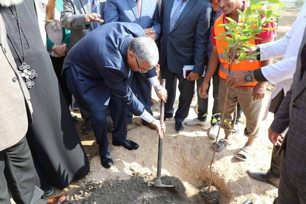محافظ المنيا، يشهد زراعة عدد من الأشجار المثمرة والزينة بمدخل مدينة سمالوط بمشاركة الجمعيات الاهلية Io36