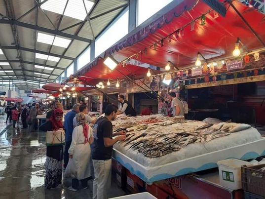 إقبال كبير من المواطنين على سوق السمك الجديد فى بورسعيد  O149