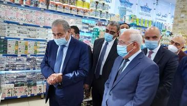 بالصور..وزير التموين ومحافظ بورسعيد يتفقدان سوق بورفؤاد الحضاري الجديد  Oa16