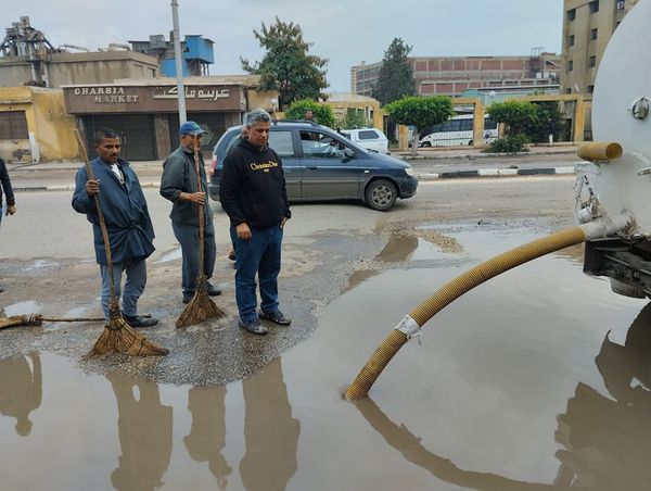 استمرار عمليات رفع وشفط  مياه الامطار بشوارع وميادين حي أول المحلة الكبرى  Oao85