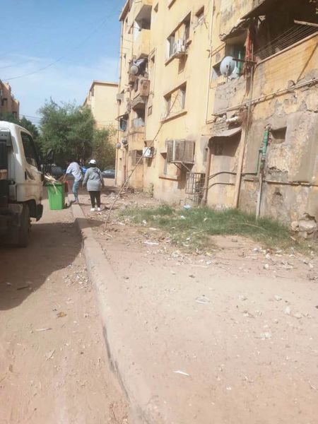 تنظيم حملات لإزالة التعديات ورفع الإشغالات والإرتقاء بالنظافة العامة بأحياء مدينة أسوان  Oaoa40