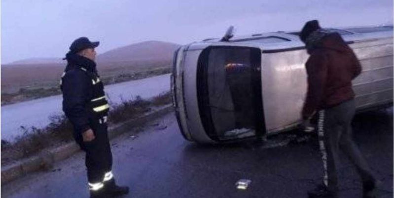 اصابة 5 اشخاص فى تدهور مركبة واصطدامها بعامود إنارة على طريق اربد عمان Yco75