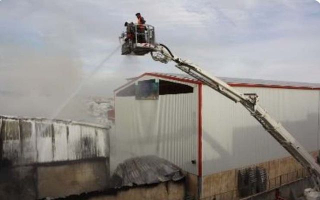 إخماد حريق داخل مصنع الاسفنج بمنطقة سحاب Yoa94