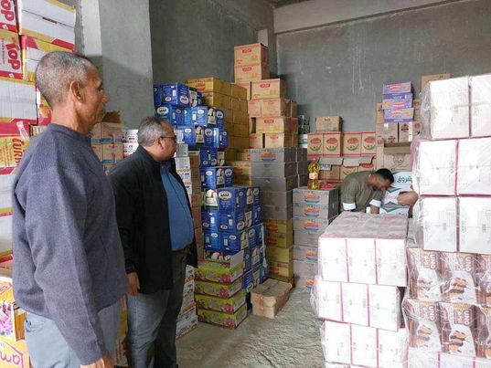 ضمن مبادرة "خفض الأسعار" توزيع سلع غذائية مدعمة واستمرار الحملات التفتيشية بمراكز المنيا Yyo276