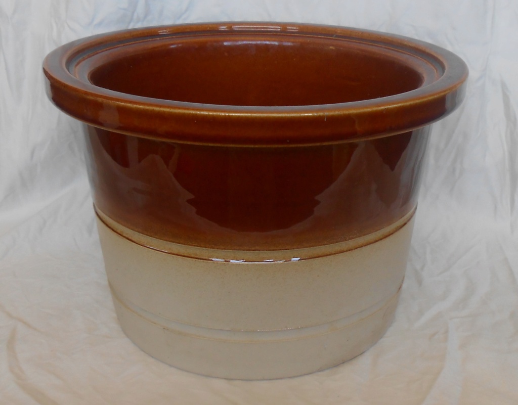 Temuka bowl, lidded sugar and crockpot Dscn6513
