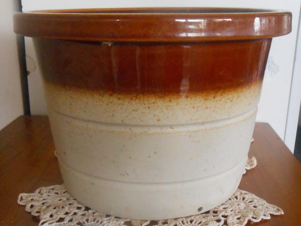 Temuka bowl, lidded sugar and crockpot Dscn6516