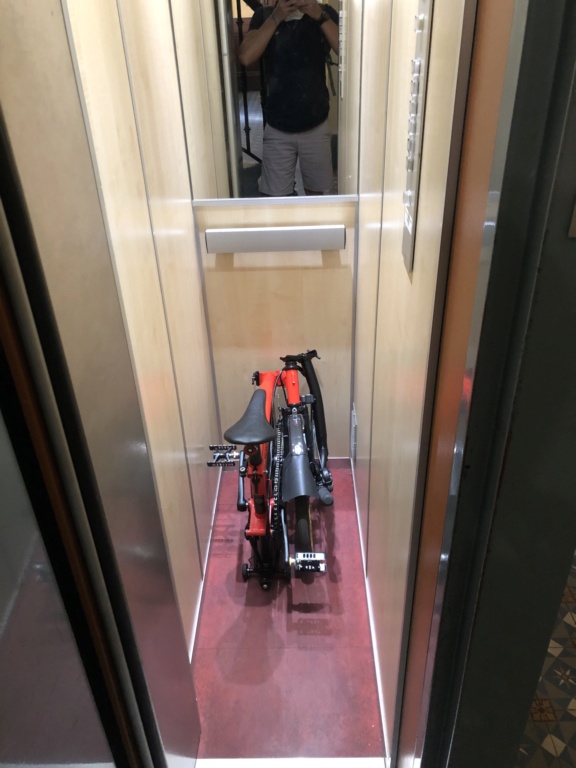 Un Brompton dans un ascenseur atypique 086cc810