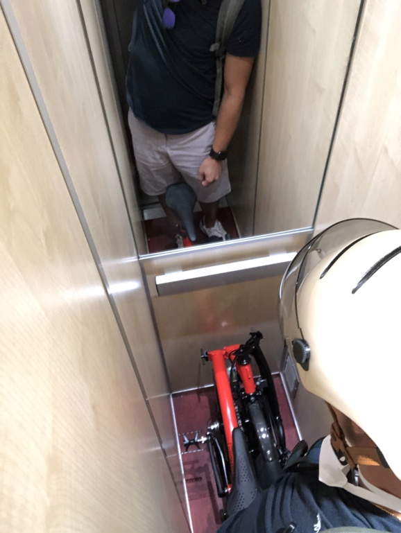 Un Brompton dans un ascenseur atypique 392b6e10