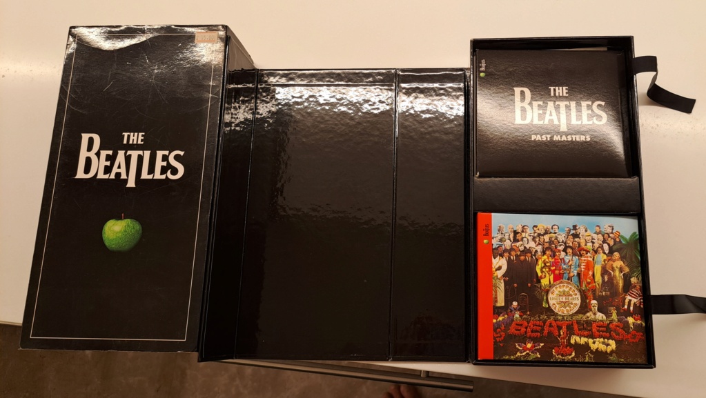 The Beatles - 17 Disc Box Set. 2009 EMI Records Remastered. Made in USA 20230868