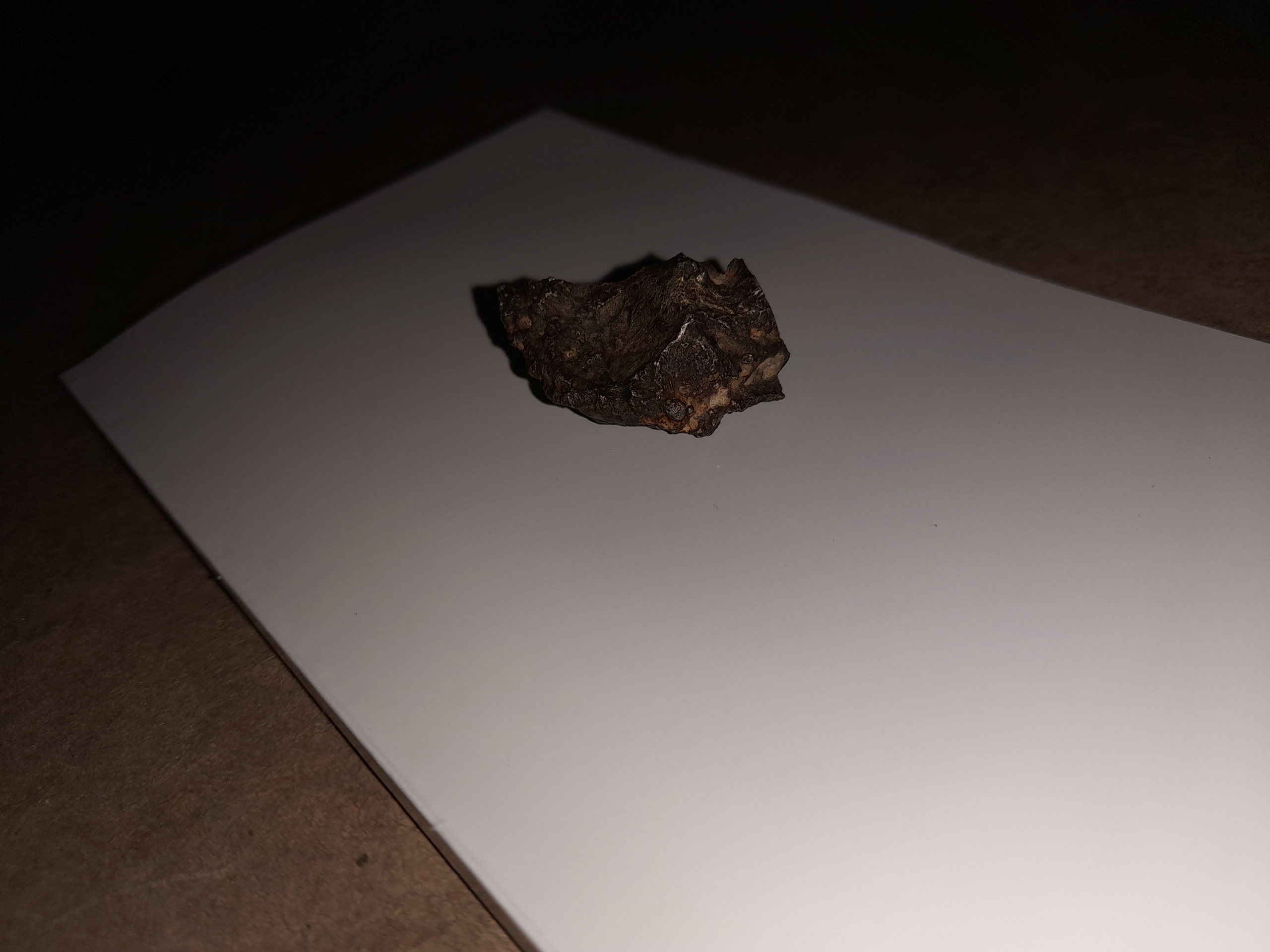 Pouvez-vous m'aider à l'identifier cette pierre/météorites ? 20220519