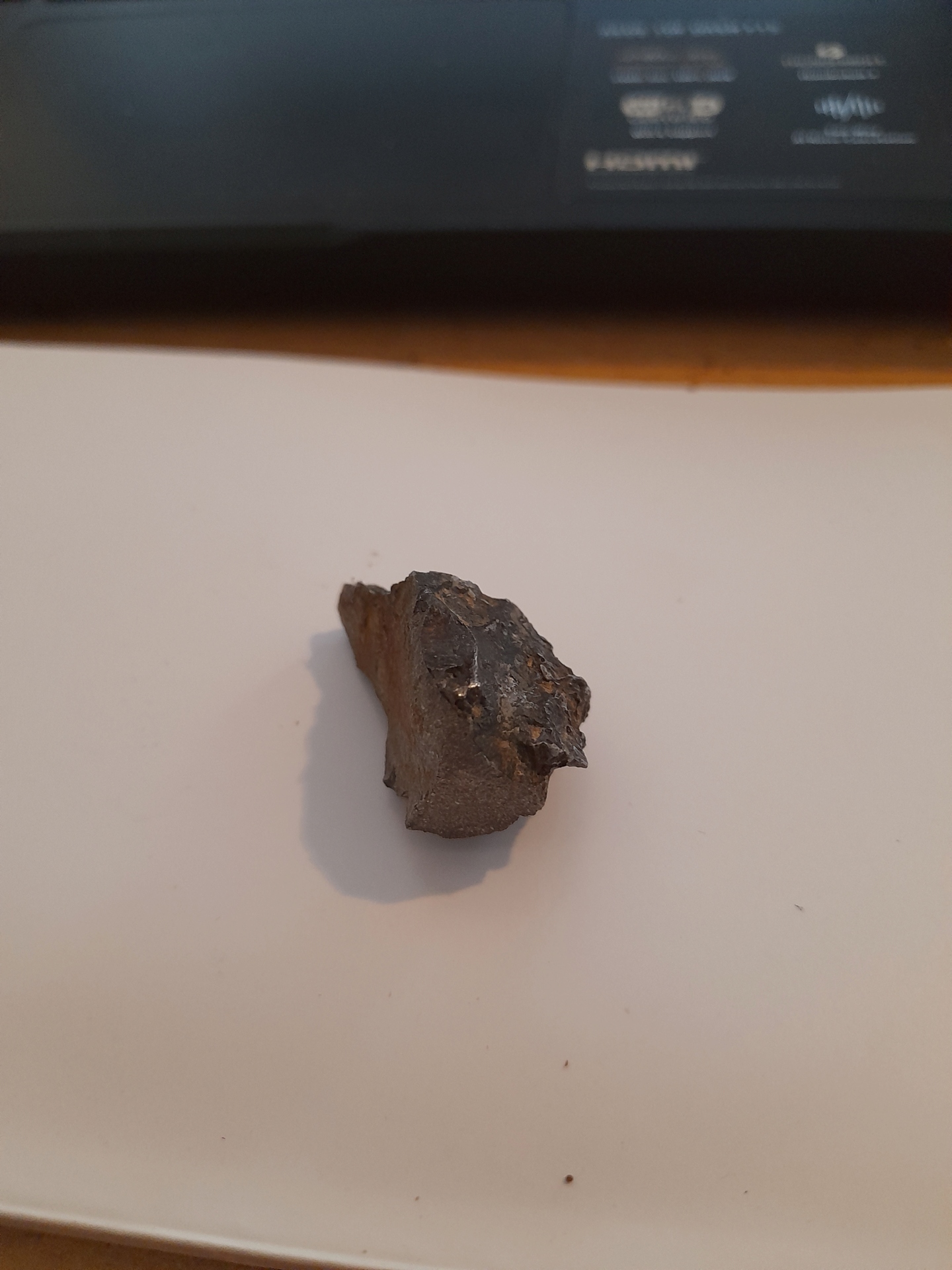 Pouvez-vous m'aider à l'identifier cette pierre/météorites ? 20220523
