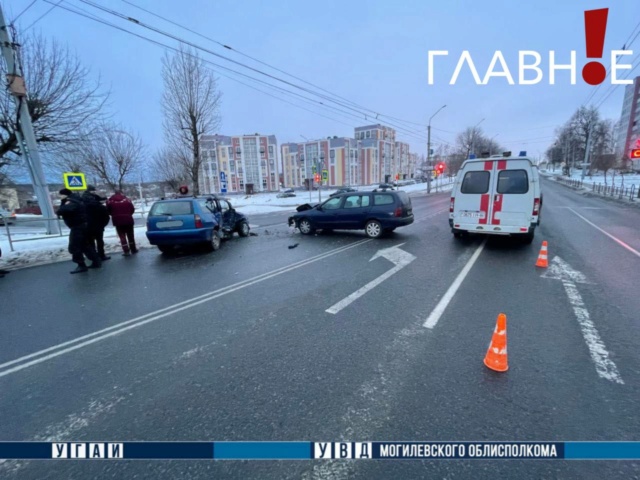 В Могилеве столкнулись два автомобиля. 1 человек госпитализирован Phot1666