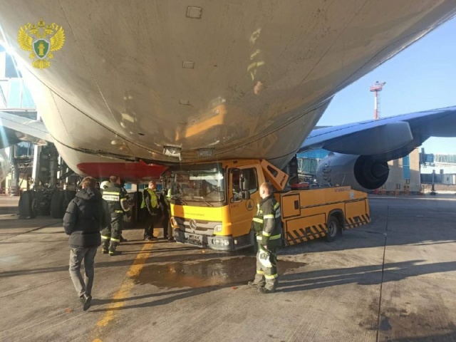 Airbus A380 столкнулся с водовозом в Домодедово: водителя парализовало прямо за рулём Phot1874