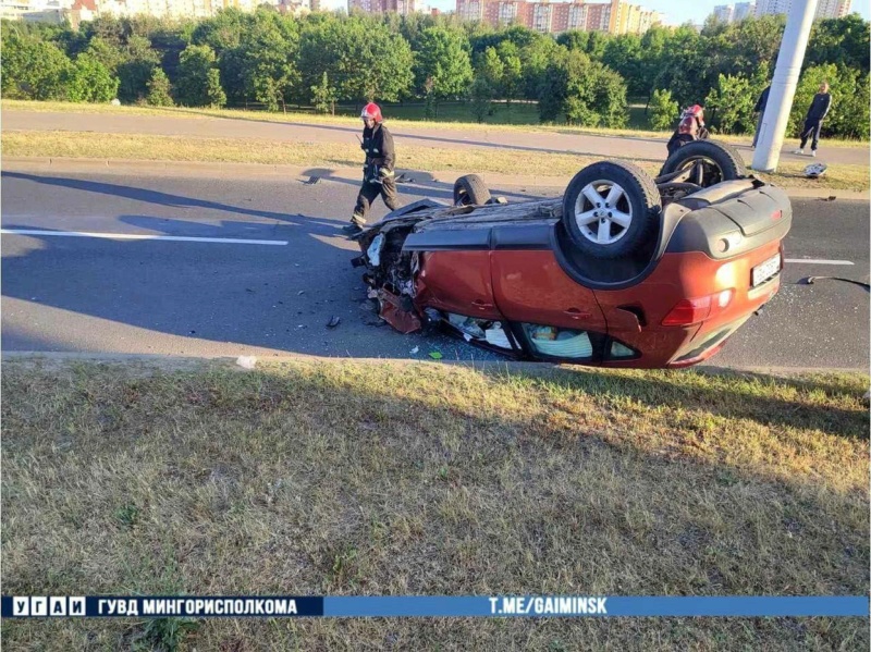 Пьяная женщина на Nissan врезалась в столб в Минске Photo176