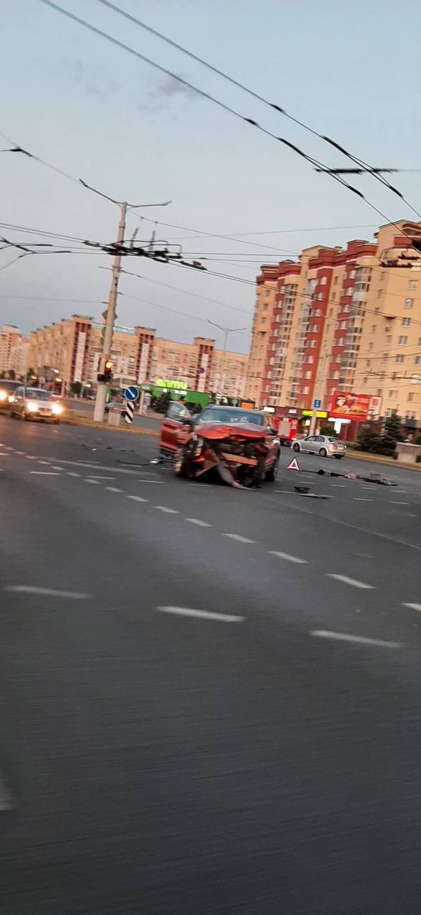 Вечерняя авария с автобусом в Минске. Работают МЧС и скорая помощь  Photo204