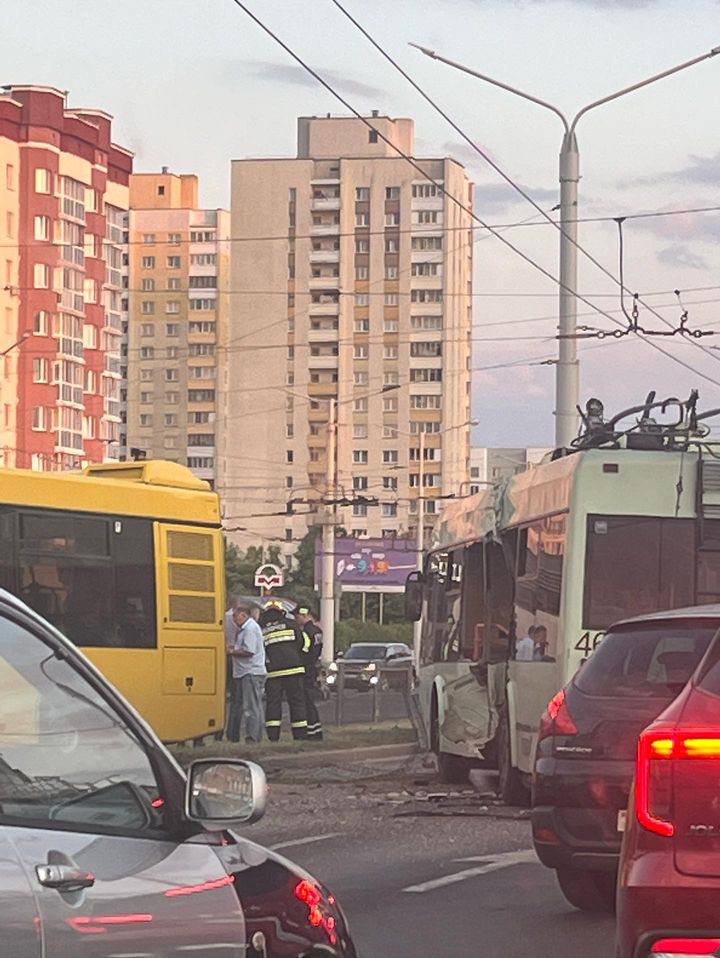 Вечерняя авария с автобусом в Минске. Работают МЧС и скорая помощь  Photo206