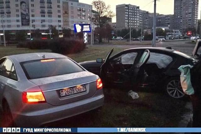 В Минске пьяный водитель Audi на скорости влетел в BMW на кольце – видео Photo882