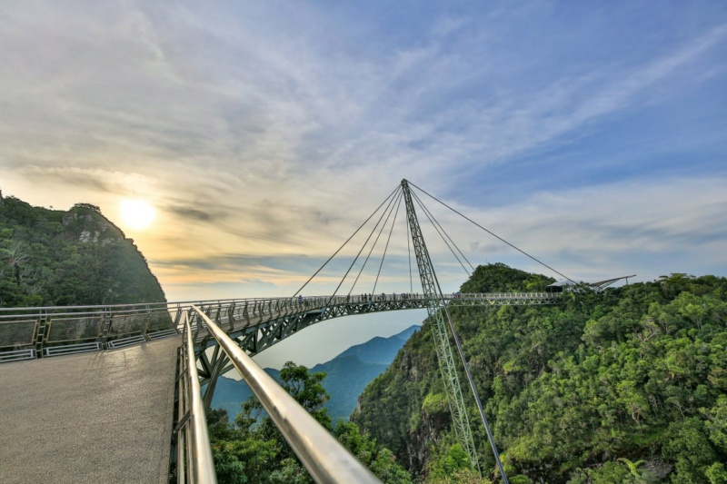 Небесный мост Лангкави - изогнутый пешеходный мост в Малайзии, на острове Пулау Лангкави. Photo945