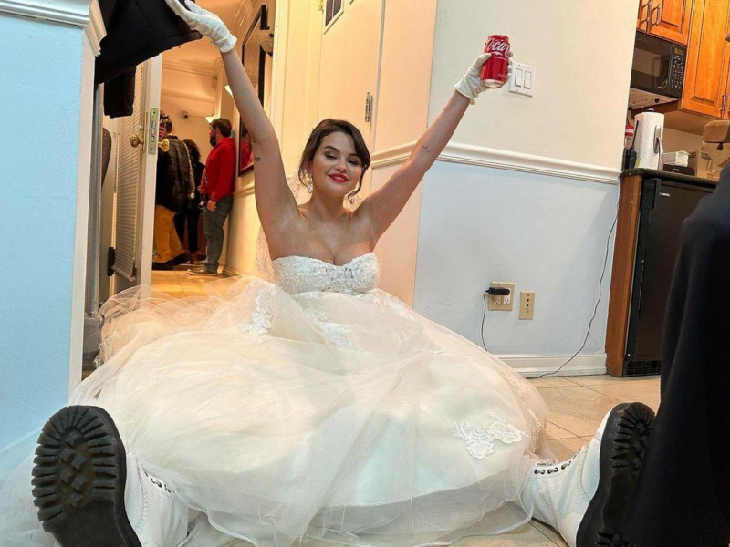 Селена - Селена Гомес была замечена в свадебном платье.  Photo139