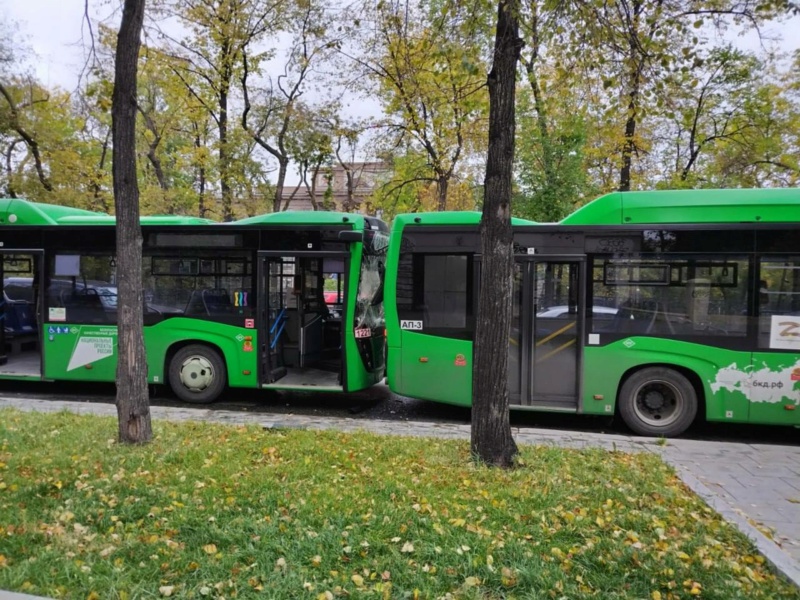 Два пассажирских автобуса столкнулись на Ленина. Данных о пострадавших нет. Photo217