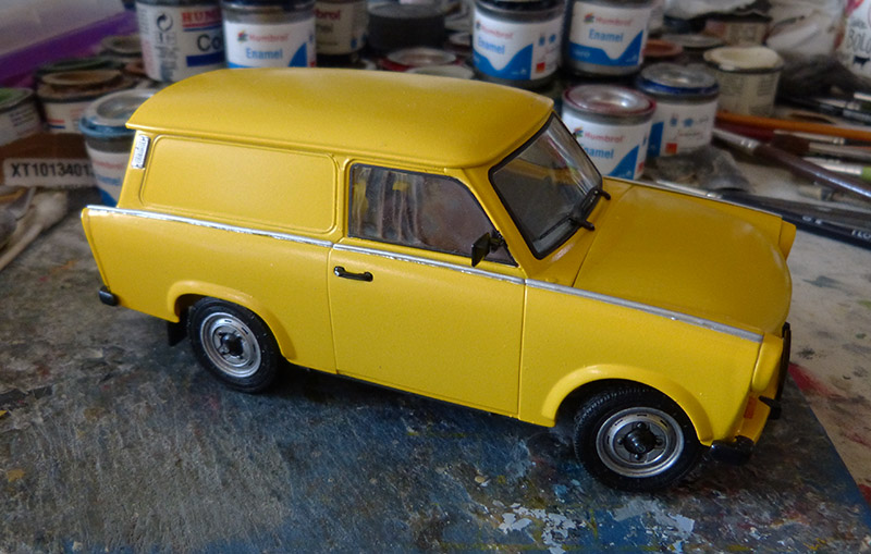 [REVELL] TRABANT 601 Utilitaire DDR Deutsche Post Réf 07070 - Page 2 Trab_711