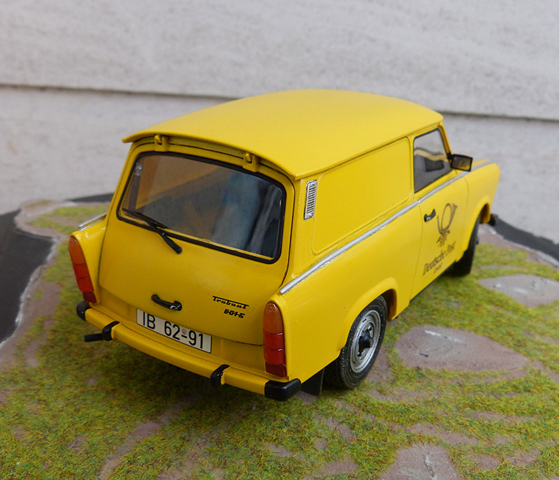 [REVELL] TRABANT 601 Utilitaire DDR Deutsche Post Réf 07070 - Page 2 Trab_910