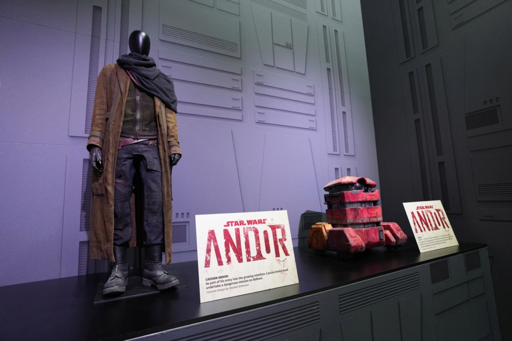 Les costumes de la série ANDOR dans le pavillon LUCASFILM du SDCC 2022 Sdcc2210