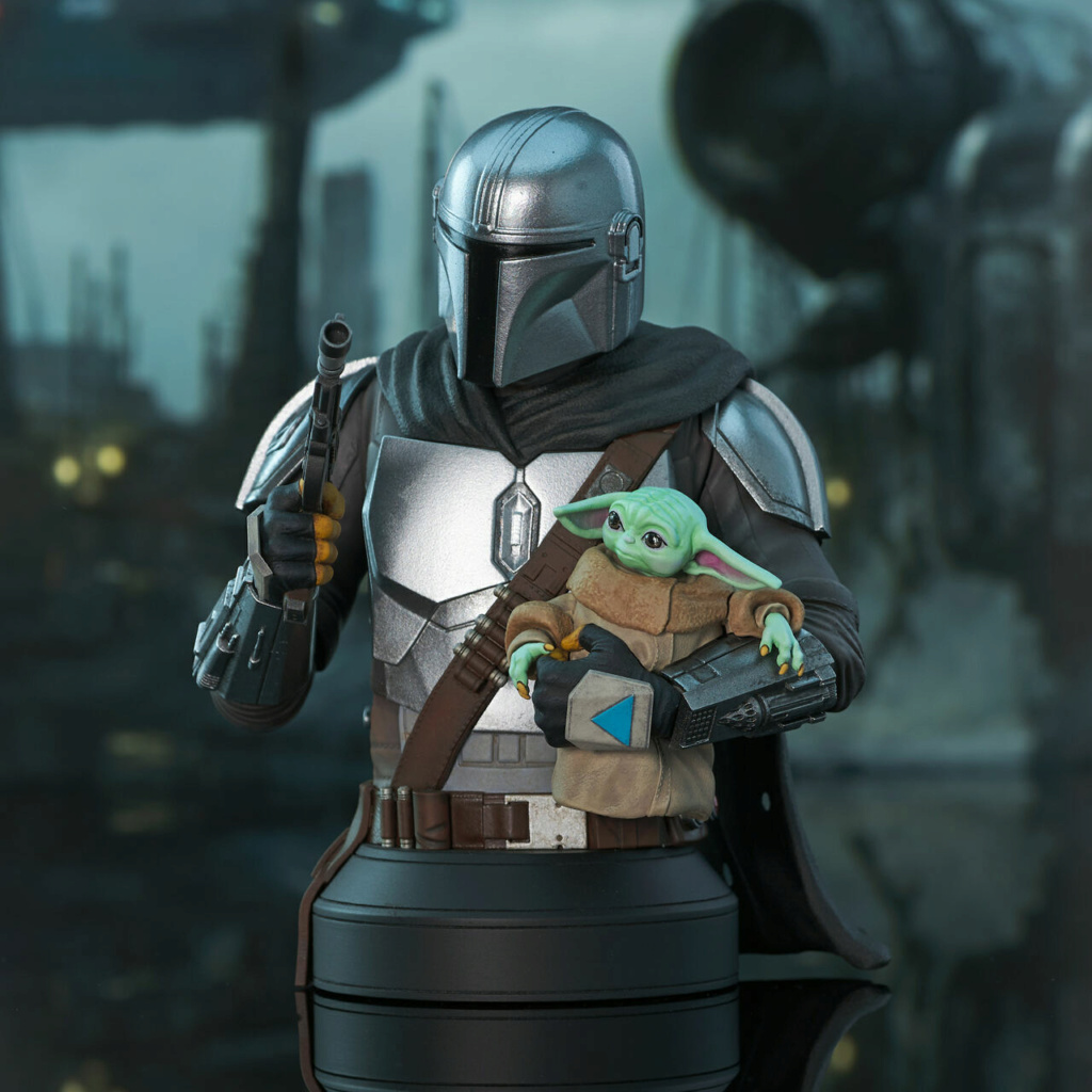 The Mandalorian with Grogu Mini Bust - Gentle Giant The_m101