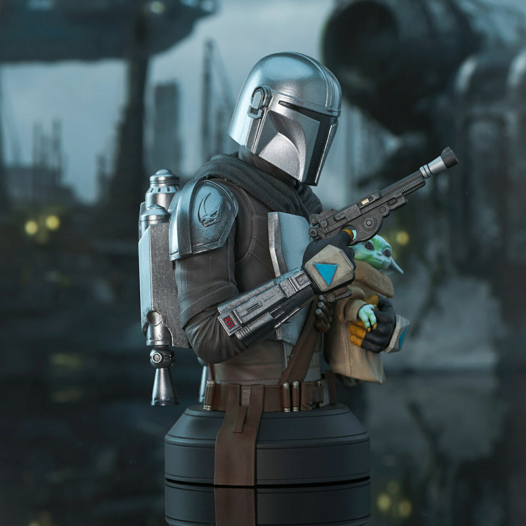 The Mandalorian with Grogu Mini Bust - Gentle Giant The_m105