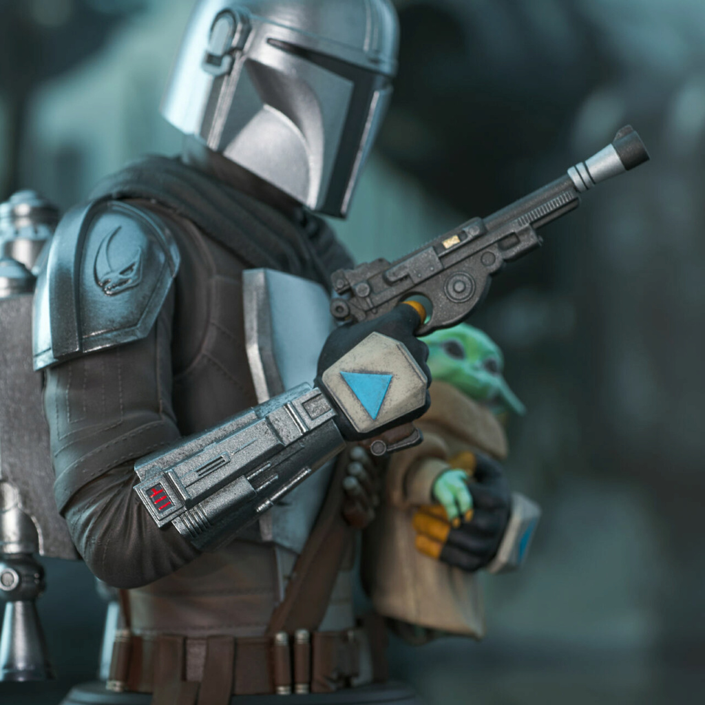 The Mandalorian with Grogu Mini Bust - Gentle Giant The_m106