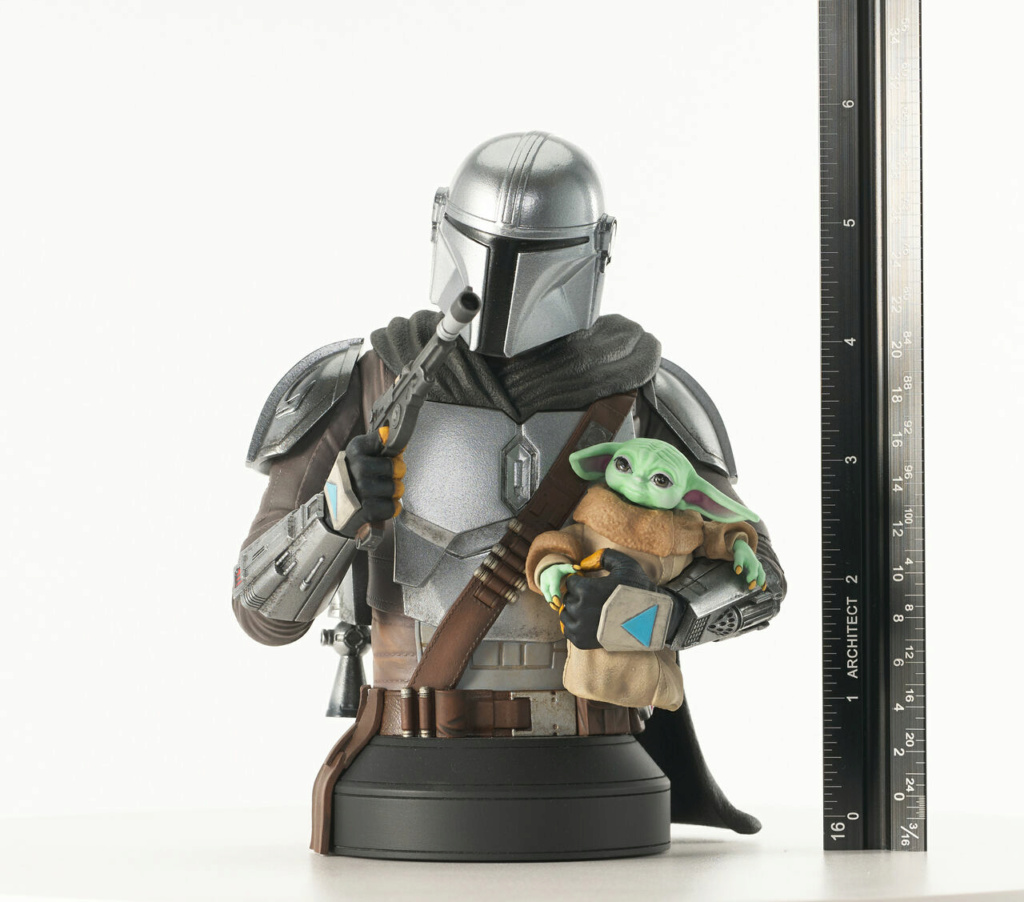 The Mandalorian with Grogu Mini Bust - Gentle Giant The_m111