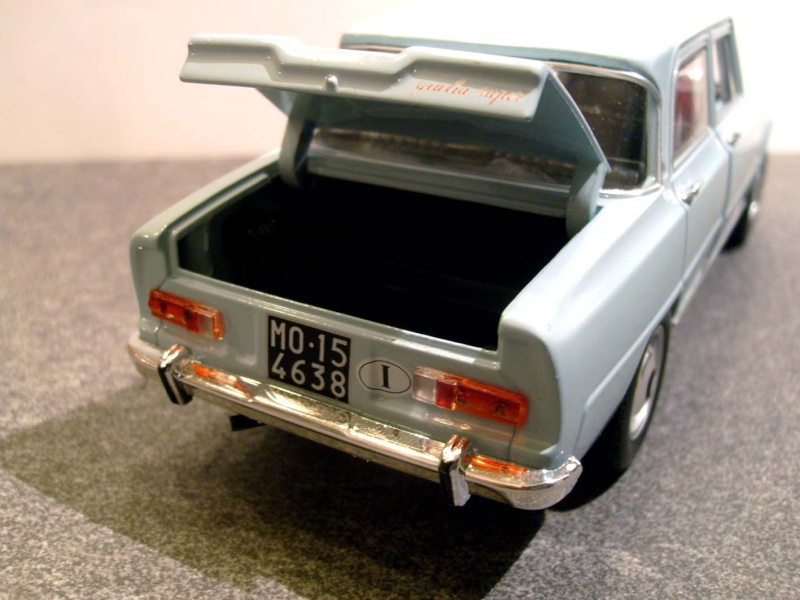 Modell in 1:24 und 25 Alfa Romeo S6308154