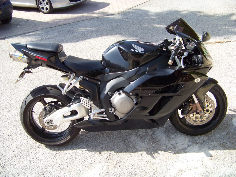 (VENDU) Vends CBR 1000 RR. 2005. T.B.E. 6.500 €uros.. Honda_10