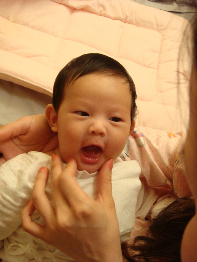 小妞人生中的第一個微笑（2009/01/30) Dsc00410