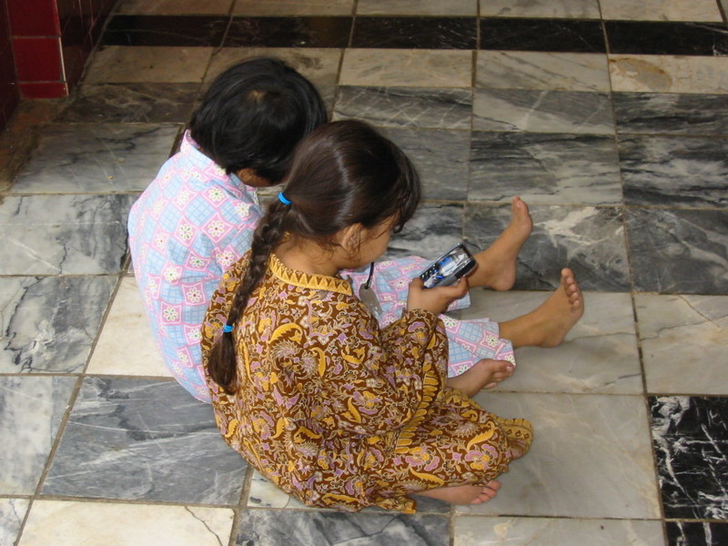 Birmanie, les premiers téléphones portables autorisés à Naypyidaw pour les militaires Img_0121