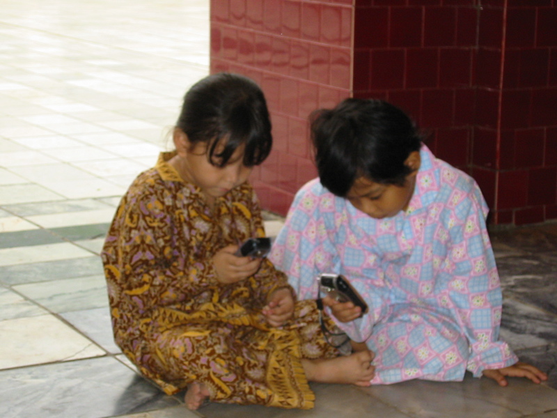 Birmanie, les premiers téléphones portables autorisés à Naypyidaw pour les militaires Img_0122