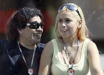 Diego Maradona se mostró públicamente con su novia Sa10