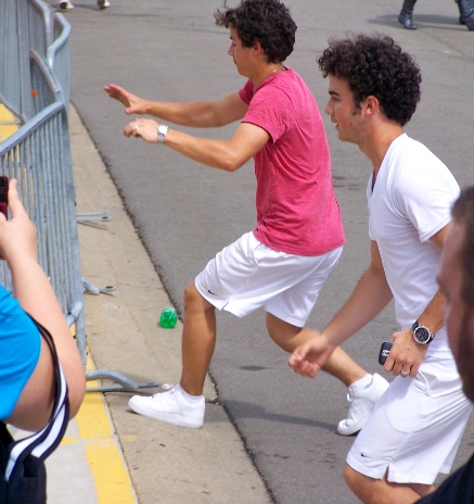 Las fans corren a los Jonas Brothers Hannah11