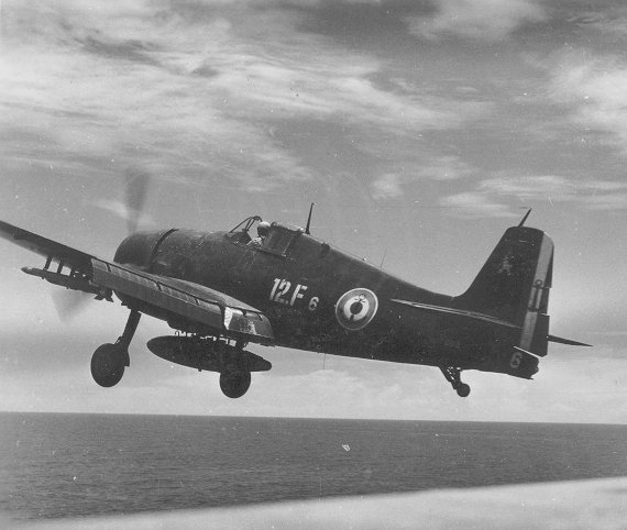 [Les anciens avions de l'aéro] F4 U7 Corsair - Page 12 La_fay22