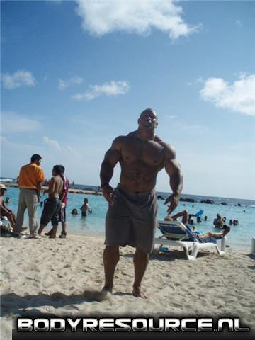 Roelly Winklaar avant l'Arnold Classic 2010 - Page 4 Roelie10